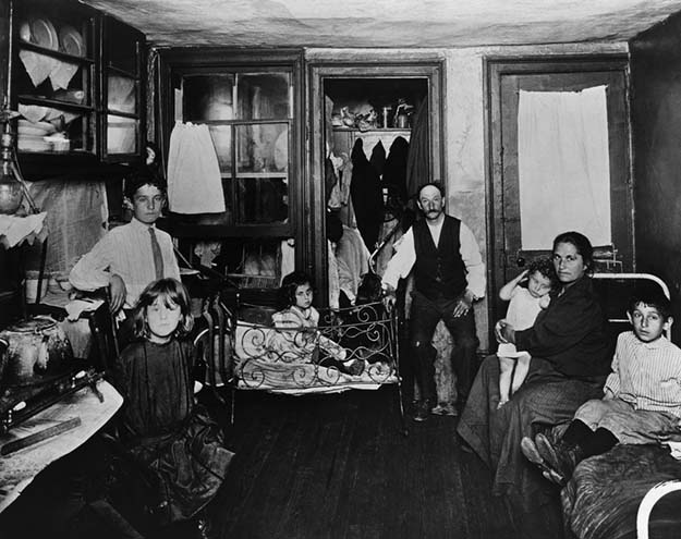 Poor family in one room tenement apartment. Бедная семья в одной из квартир многоквартирного дома