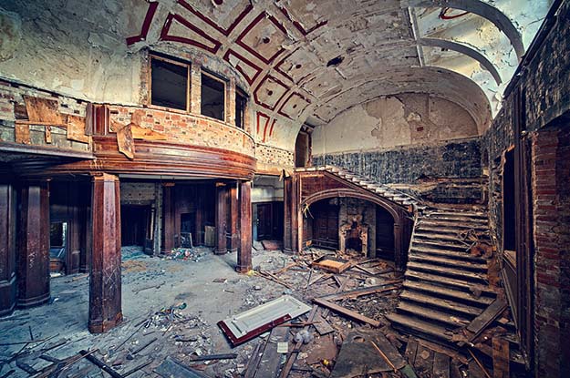 12 haunting Photos from Inside this Abandoned Palace
