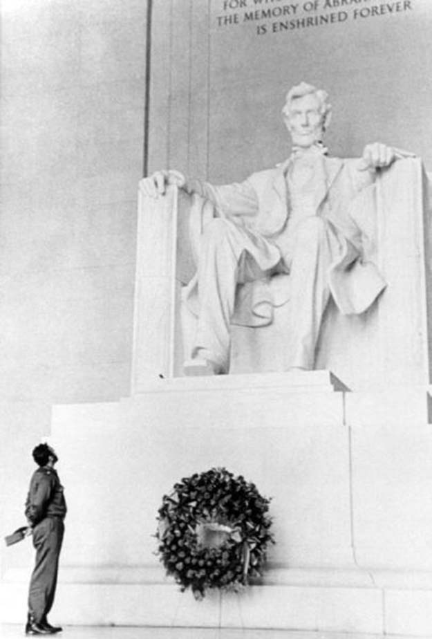 Fidel Castro at the Lincoln Memorial