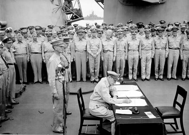 Douglas MacArthur signs formal surrender of Japan (1945)