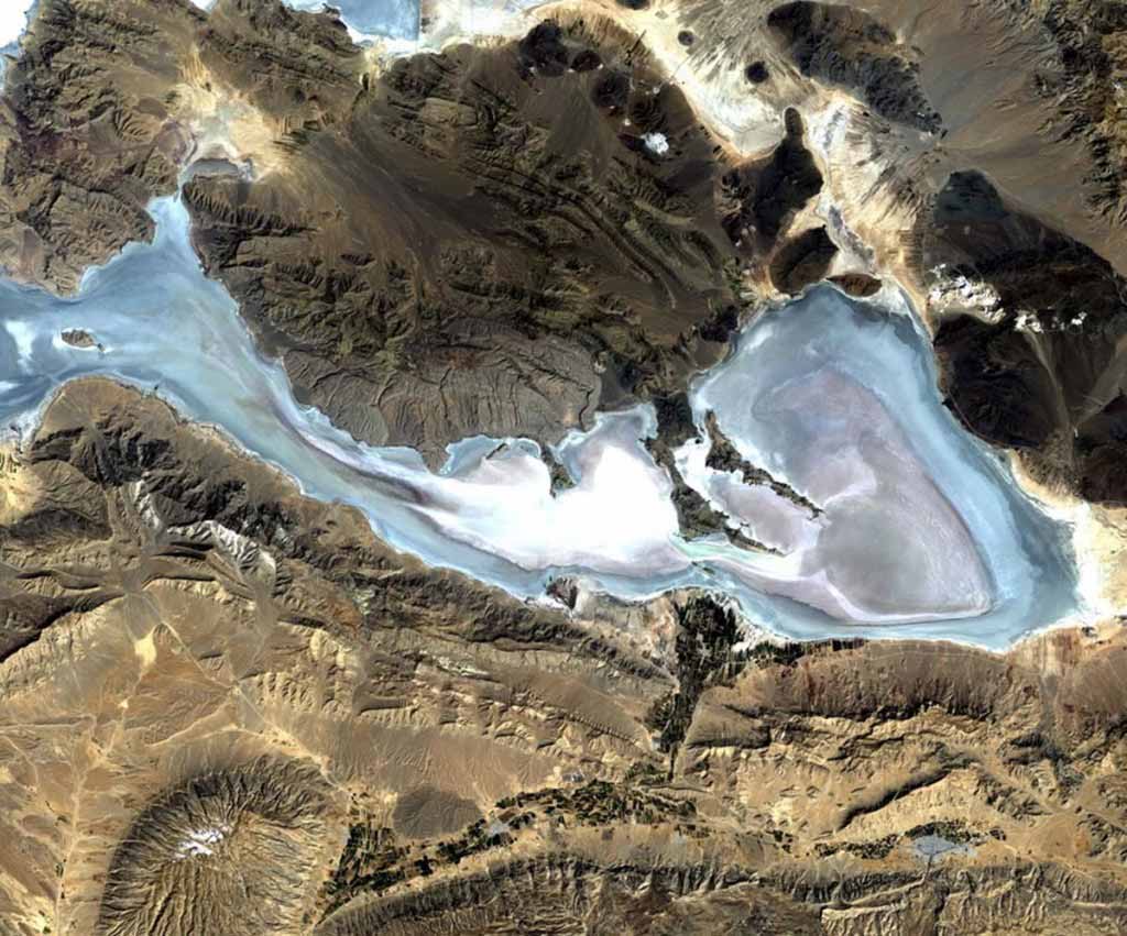 Lake Bakhtegan (center) and Lake Tashk (top), situated in the Neyriz Basin, are salty lakes in the southeastern mountains