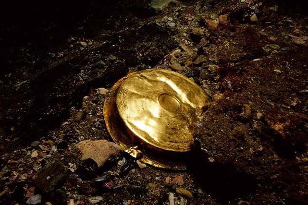 A gold vessel, which is a shallow dish used throughout the Hellenistic world for drinking