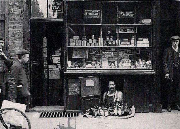 The smallest shop in London – a shoe salesman with a 1.2 square meter shoe store, 1900