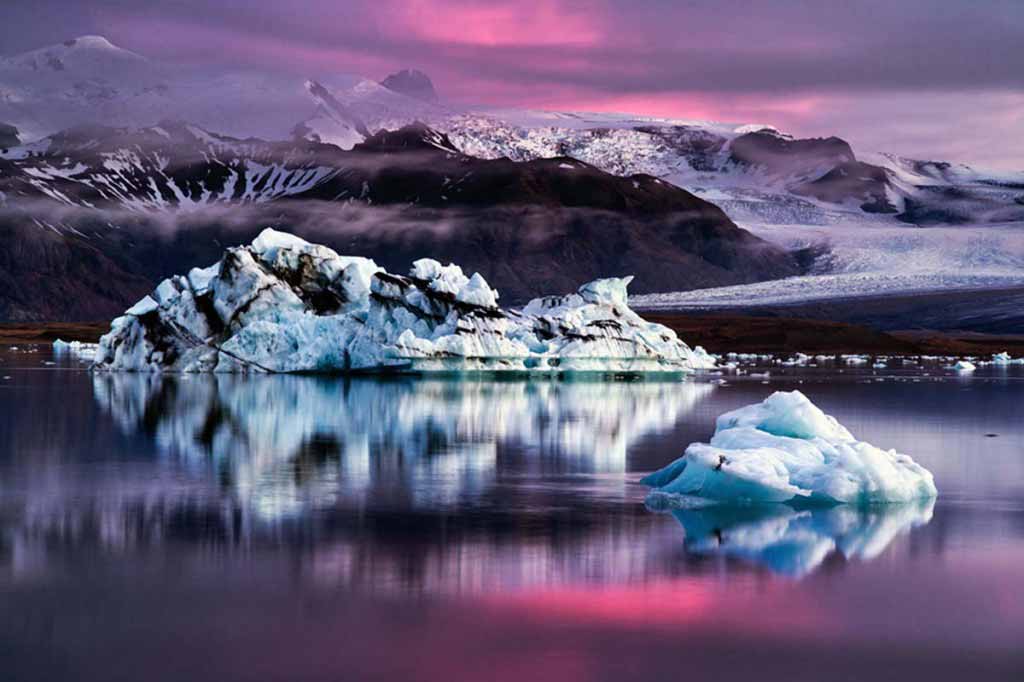 Icebergs on the Icelandic Jökulsárlón lagoon, at dusk