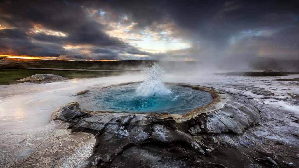 An Icelandic geyser beginning to erupt