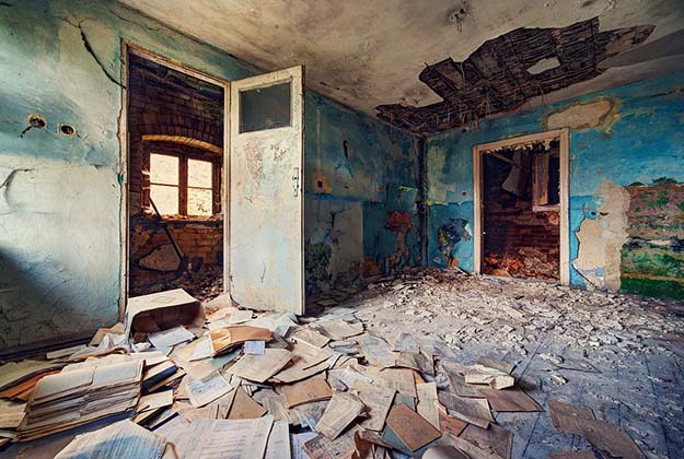 12 haunting Photos from Inside this Abandoned Palace