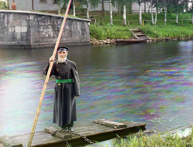 Pinkhus Karlinskii, eighty-four years old with sixty-six years of service. Supervisor of Chernigov floodgate, part of the Mariinskii Canal system. Photo taken in 1909.