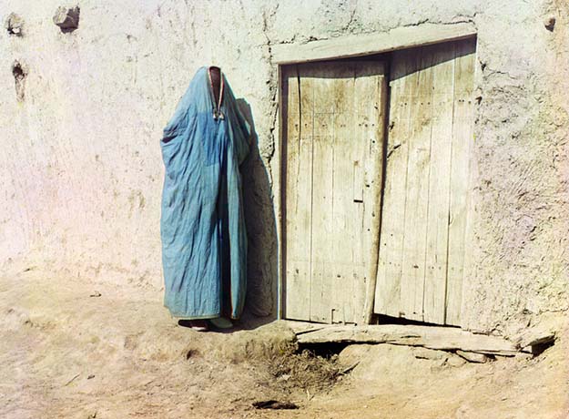 woman in purdah in Samarkand, Uzbekistan, ca. 1910. 