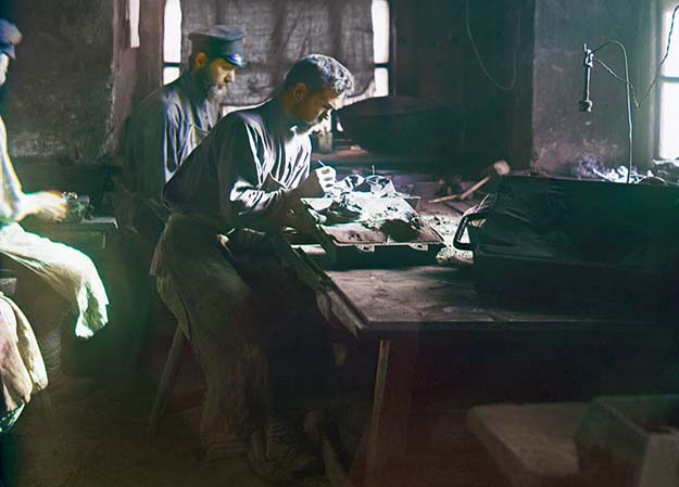 Molding of an artistic casting (Kasli Iron Works), 1910. From the album “Views in the Ural Mountains, survey of industrial area, Russian Empire”