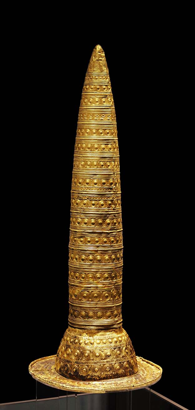 Berlin Gold Hat – 490 grams of gold, overall height 745 mm, average thickness 0.6 mm. Made in the Late Bronze Age, circa 1,000 t