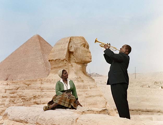 Louis Armstrong serenades his wife at the Sphinx