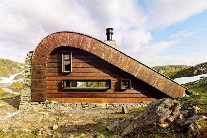 HUNTING LODGE THAT BLENDS IN WITH THE NORWEGIAN LANDSCAPE