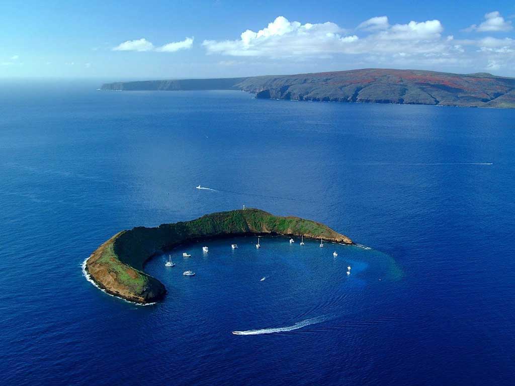 the molokini crater in hawaii