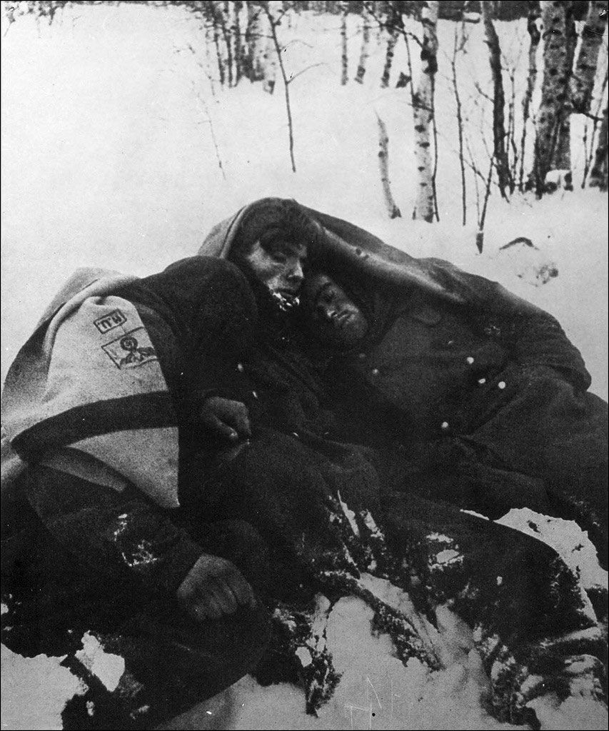 Two German soldiers froze to death in Stalingrad