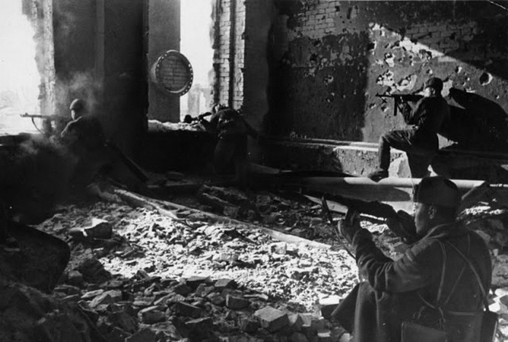 Soviet troops fighting in the ruins of the factory ‘Red October’, Stalingrad, October 1942